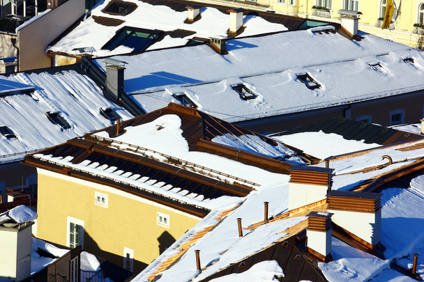 Casas cobertas de neve em Salzburgo, Áustria
 - Foto, Imagem