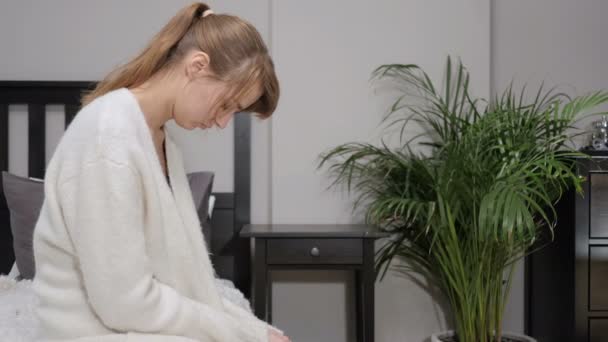 Verärgerte traurige Frau sitzt auf Bett-Seite - Filmmaterial, Video