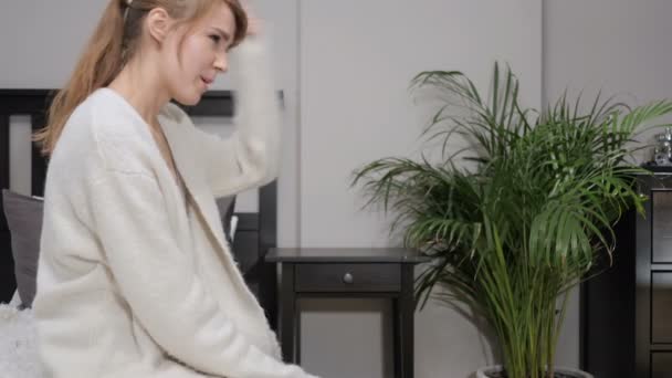 Ruzie, boos pratende vrouw zittend op de kant van het Bed - Video