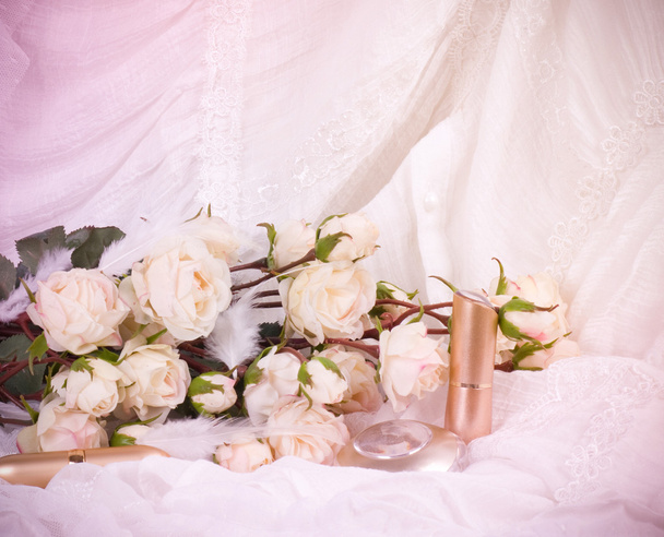 το όμορφο νυφικό μυροδοχεία και άσπρα τριαντάφυλλα - Φωτογραφία, εικόνα