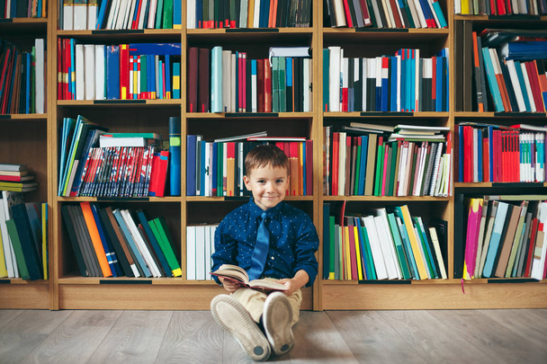 Niño en la biblioteca
 - Foto, imagen