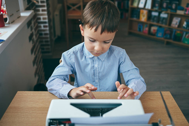 Niño con máquina de escribir
 - Foto, Imagen