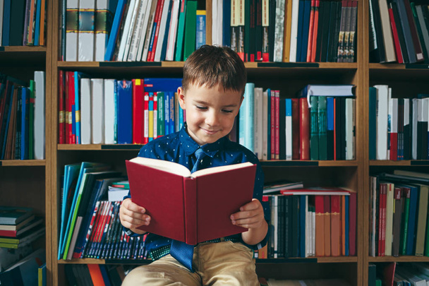 Niño en la biblioteca
 - Foto, Imagen