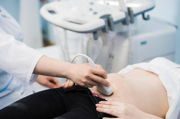 Ultrahang berendezés segítségével a terhes nő szűrési inkognitóban orvos közelről, és nyomja meg a gombot a speciális számítógép. Nő a klinikán diagnosztizálása - Fotó, kép