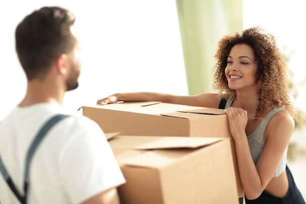 Portrait of a young wife when moving to a new house - Foto, Imagen