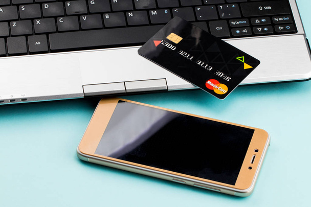 Online betaling, laptop, credit card en slimme telefoon voor online s - Foto, afbeelding