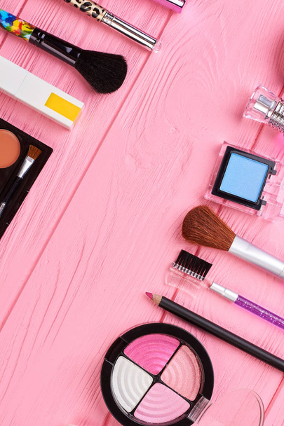 Make-up auf rosa Hintergrund. - Foto, Bild