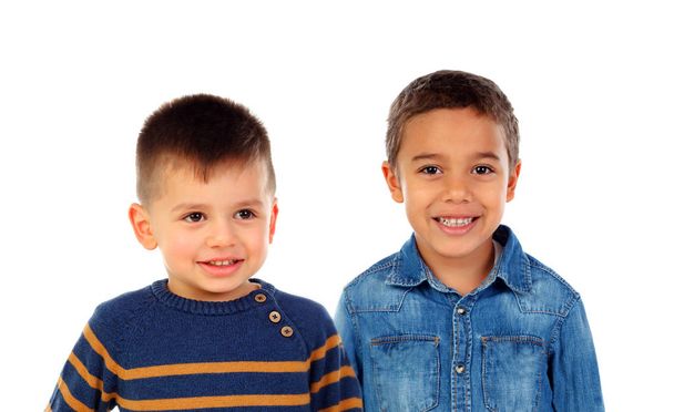 πορτρέτο των δύο αγοριών όμορφο μικρά απομονωμένα σε λευκό φόντο - Φωτογραφία, εικόνα