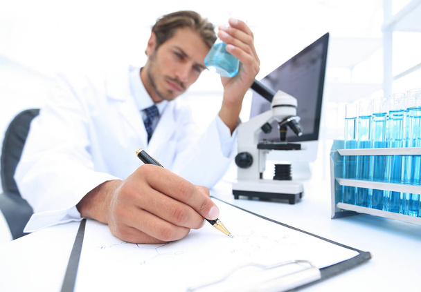 scientist analyzing an experiment in a laboratory - Φωτογραφία, εικόνα