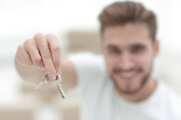 closeup.man showing keys of new apartments - Foto, imagen