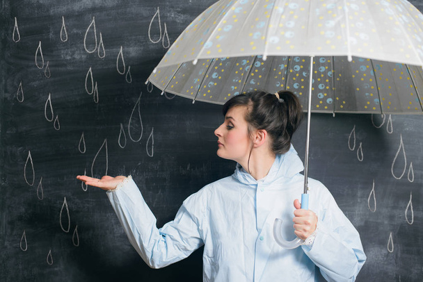 femme sous parapluie sur fond de gouttes de pluie dessinées
 - Photo, image