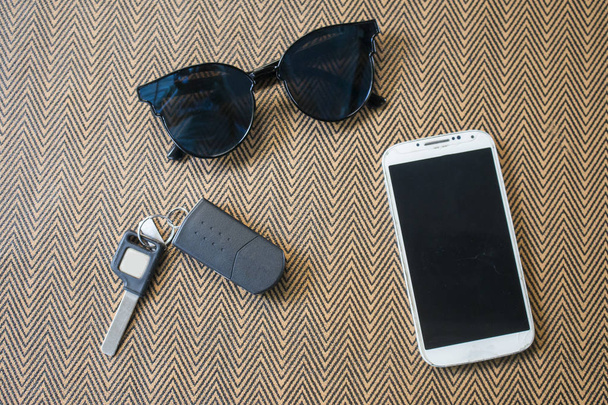 smartphone, sluneční brýle a klíče od auta  - Fotografie, Obrázek