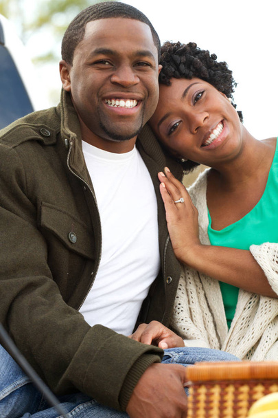 Portret van een Afrikaanse Amerikaan liefdevolle paar. - Foto, afbeelding