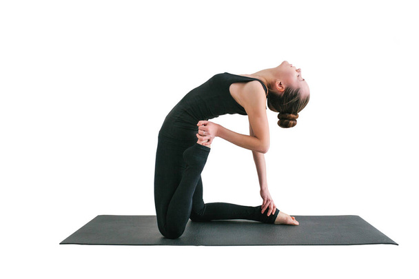 junge schöne Frau praktiziert Yoga und Gymnastik isoliert auf weißem Hintergrund. Wellness-Konzept. Klassen in Einzelsportarten. - Foto, Bild