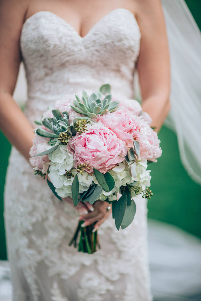 Bouquet de fleurs de mariée
  - Photo, image