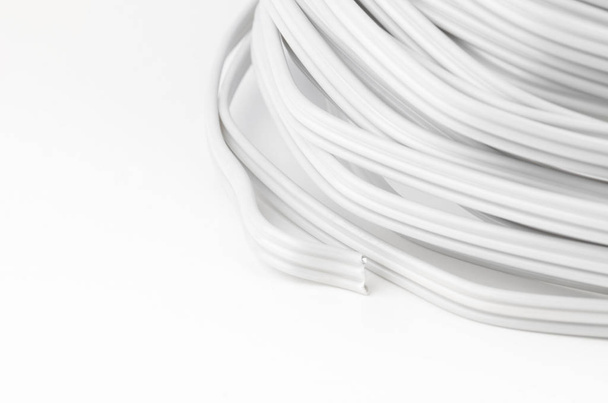 Электрический кабель на белый
 - Фото, изображение