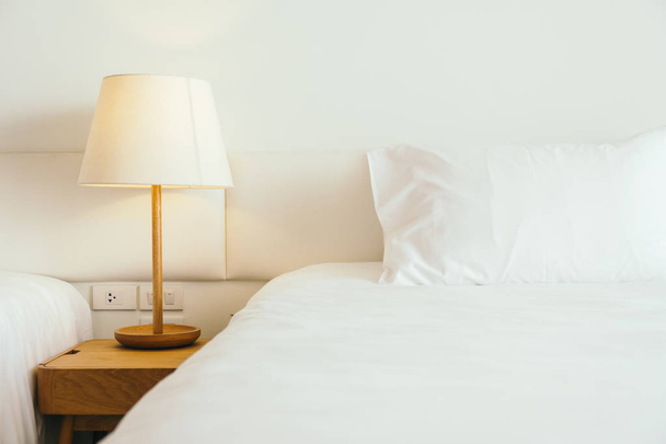 Almohada blanca en la decoración de la cama en el interior del dormitorio
 - Foto, Imagen