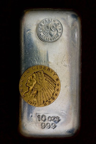 10 uncia ezüst veretlen Bar és 1911 arany $5 indiai érme - Fotó, kép