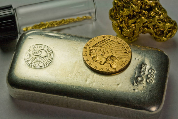 10 ounce Silver Bullion Bar, 1911 Indiase 5 dollar gouden munt en natuurlijke goudklompjes - Foto, afbeelding
