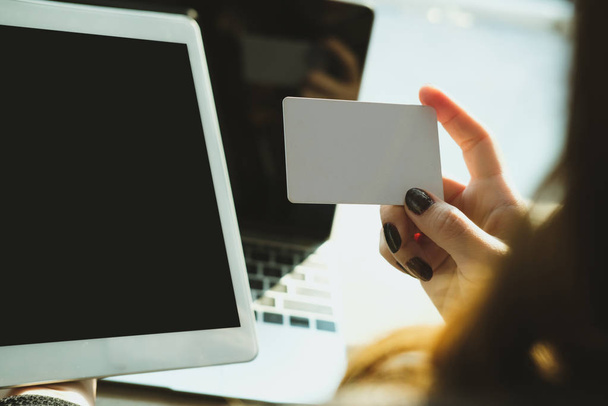 vrouw met een creditcard en tablet voor online winkelen - Foto, afbeelding