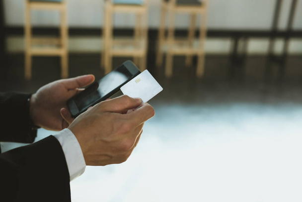 muž drží kreditní kartu a pomocí chytrého telefonu pro on-line shopp - Fotografie, Obrázek