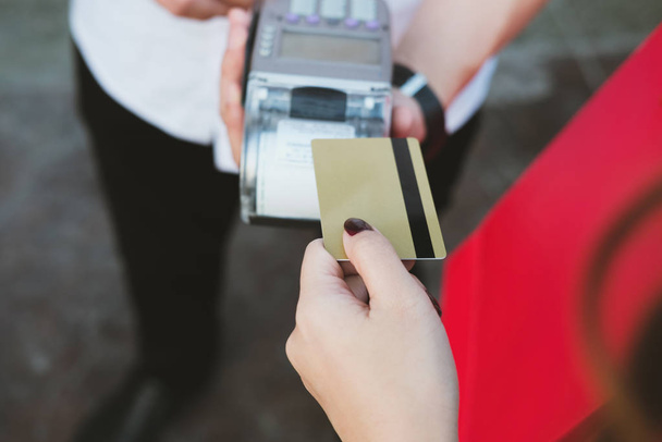 egy nő hitelkártyával fizet a terminálon keresztül. károkozás - Fotó, kép