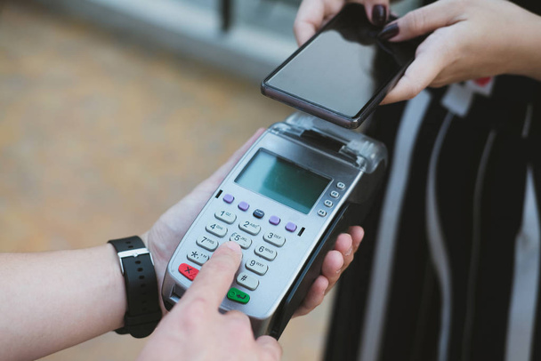 woman use smartphone to make mobile payment with electronic read - Fotoğraf, Görsel