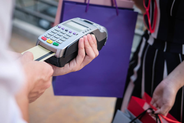 γυναίκα κάνει την πληρωμή με πιστωτική κάρτα σαρώσει μέσω τερματικού σταθμού. κύστη - Φωτογραφία, εικόνα