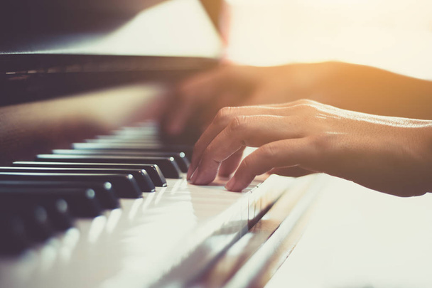 Крупним планом щаслива рука жінки грає на піаніно вранці
. - Фото, зображення