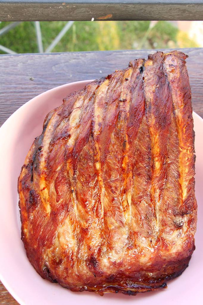 Costolette di maiale alla griglia deliziose sul piatto
 - Foto, immagini