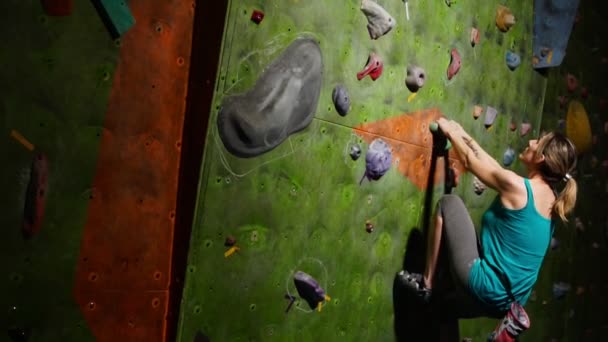 Ο ορειβάτης γυναίκα είναι εκπαιδευμένο να ξεπεραστούν τα εμπόδια στον τοίχο για ορειβάτες. Επαγγελματία διασώστη. Αργή κίνηση - Πλάνα, βίντεο