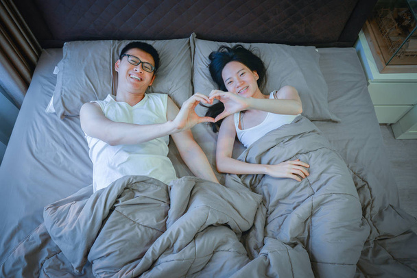 glücklich asiatisch pärchen in liebe, schlafen zusammen auf bett - Foto, Bild