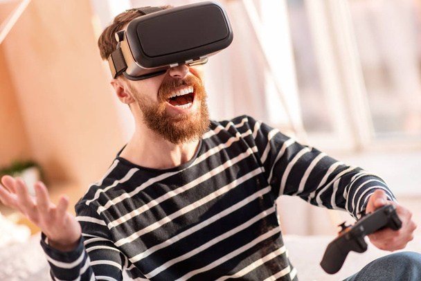 Glad merry man winning in VR game - Фото, зображення