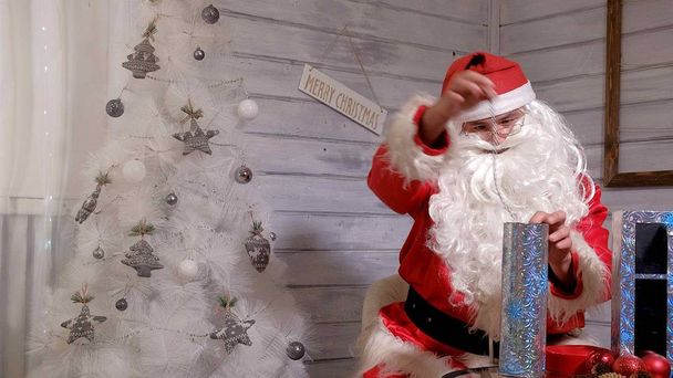 Weihnachtsmann zeigt Trick mit Pfeife - Foto, Bild