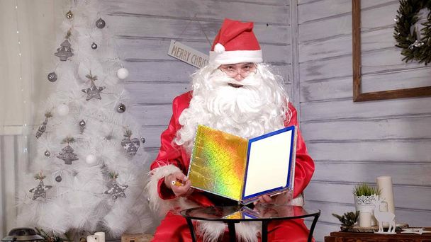 Noel Baba sihirli bir kitap ile odak gösterir - Fotoğraf, Görsel