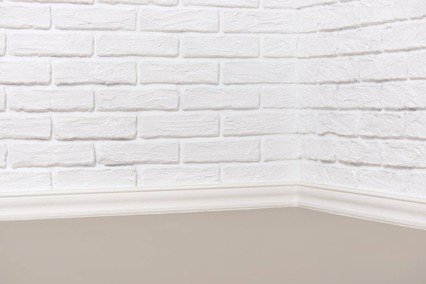 угол комнаты с белой кирпичной стеной и полом, абстрактное фото на заднем плане
 - Фото, изображение