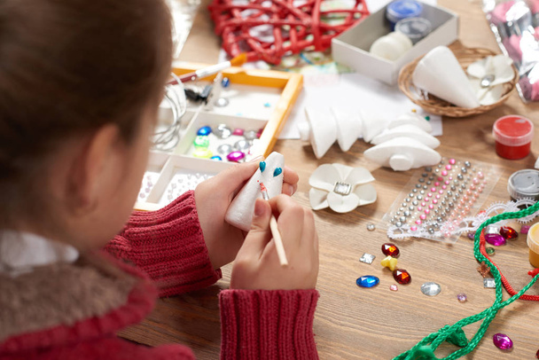 Kinder basteln Basteln und Spielzeug, handgemachtes Konzept. Kunstwerk-Arbeitsplatz mit kreativen Accessoires. - Foto, Bild