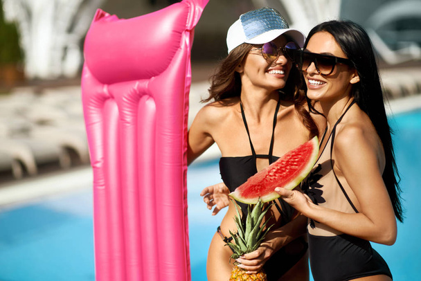 Sexy Girls In Swimsuits Having Fun In Summer. - Foto, Imagem