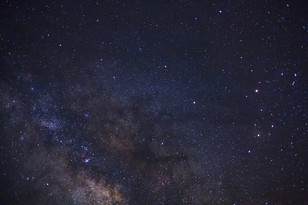 Kainatta yıldızlar ve uzay tozuyla Samanyolu Galaksisi - Fotoğraf, Görsel