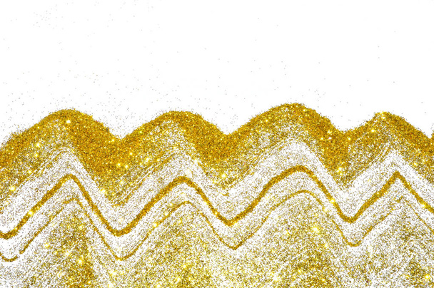 Abstracte golvende veters van gouden glitter schittert op witte achtergrond, decoratieve pailletten voor uw ontwerp - Foto, afbeelding