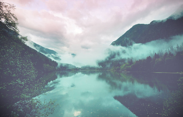 Lago de la serenidad en las montañas
 - Foto, imagen