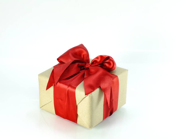 gift box with red bow ribbon on white background - Foto, afbeelding
