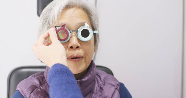Mujer mayor que tiene examen ocular
  - Foto, imagen
