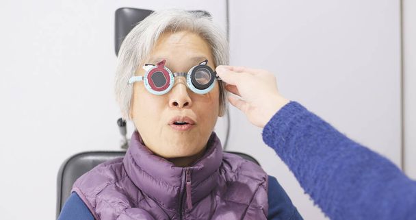 Stará žena kontrolu na oko  - Fotografie, Obrázek