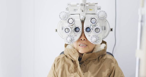 Asijské žena podstoupí oční test  - Fotografie, Obrázek