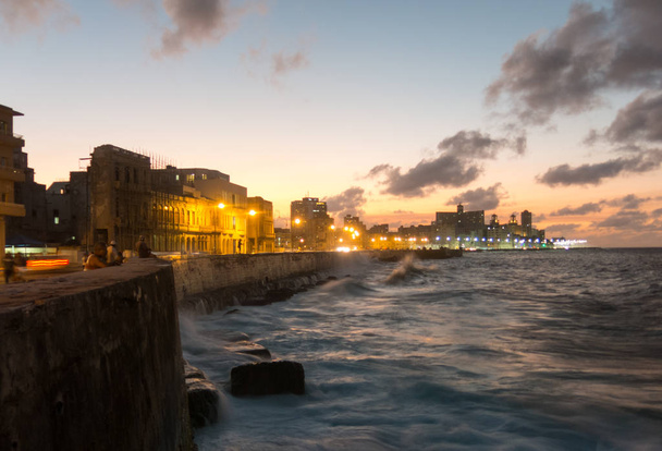 Kubaiak szemléljük a naplementét a híres Malecón Havanna, Kuba-on - Fotó, kép