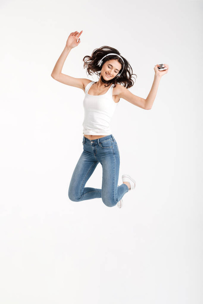 Full length portrait of a cheerful girl dressed in tank-top - Foto, Bild