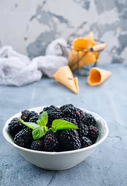 Berries and ice cream cones - Valokuva, kuva