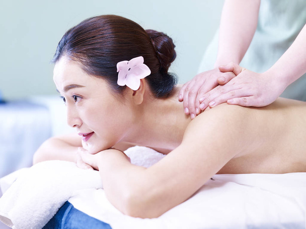 mladá asijská žena příjem masáž ve spa salonu - Fotografie, Obrázek