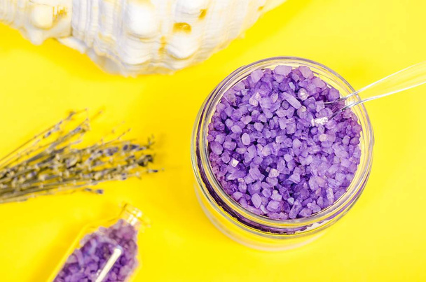 Aroma zee spa cosmetica zout lavendel extract Bad natuurlijke minerale behandeling gedroogde lavendel uitzicht dicht concept ultra violer kleur trend jaar paarse gele achtergrond - Foto, afbeelding